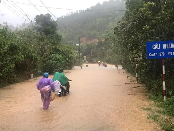 Miền Trung mưa như trút, nước lũ chia cắt nhiều tuyến đường, 3 người mất tích - Ảnh 9. Miền Trung mưa như trút, nước lũ chia cắt nhiều tuyến đường, 3 người mất tích - Ảnh 9.