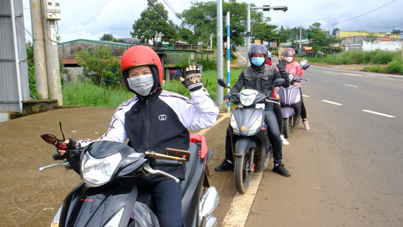 Hàng ngàn người đi xe máy quay lại phía Nam làm việc - Ảnh 2.