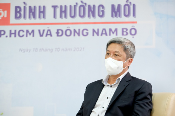 Trò chuyện trực tuyến với Thứ trưởng Nguyễn Trường Sơn và 2 bác sĩ tuyến đầu tại TP.HCM - Ảnh 3.