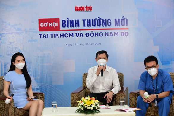 Trò chuyện trực tuyến với Thứ trưởng Nguyễn Trường Sơn và 2 bác sĩ tuyến đầu tại TP.HCM - Ảnh 1.