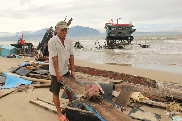 Hai tàu cá của một ngư dân Đà Nẵng bị sóng đánh tan tành - Ảnh 1.
