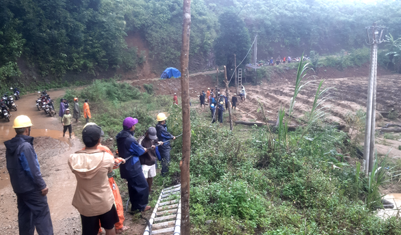 Quảng Nam khôi phục cấp điện trên 125.000 hộ gia đình bị ảnh hưởng do mưa lũ - Ảnh 1.