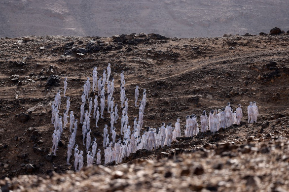 Hàng trăm người khỏa thân ở núi đá khô cằn để bảo vệ môi trường - Ảnh 4.