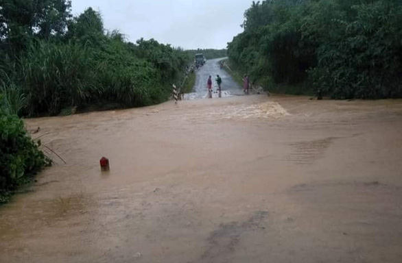 Bốn người đi rừng bơi qua suối về nhà giữa mưa lũ, một người bị cuốn trôi mất tích - Ảnh 1.