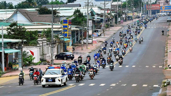 Hàng ngàn người đi xe máy quay lại phía Nam làm việc - Ảnh 1.