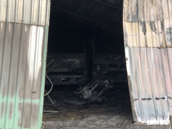 Cháy xưởng hải sản ở quận 12, 2 xe tải bị thiêu rụi - Ảnh 2.