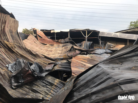 Cháy xưởng hải sản ở quận 12, 2 xe tải bị thiêu rụi - Ảnh 3.
