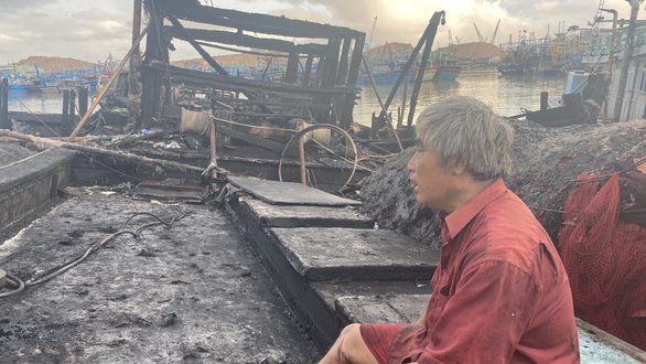 Cháy lớn tại cảng cá Quy Nhơn, 4 tàu cá bị thiêu rụi - Ảnh 5.