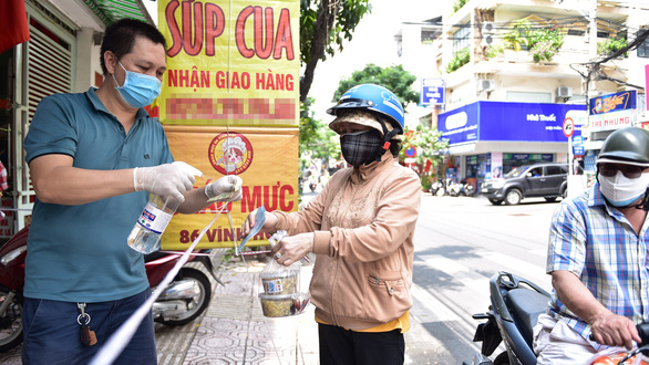 Sau mở cửa, giữ an toàn ra sao? - Ảnh 1.