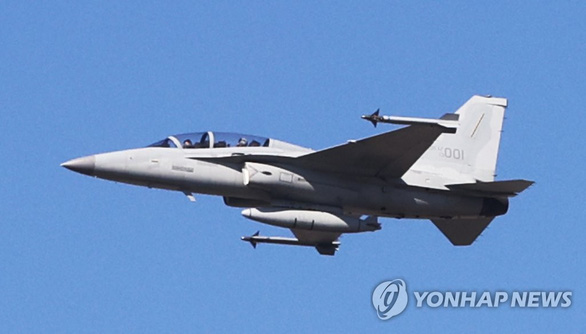 Tổng thống Hàn Quốc ngồi ghế phụ máy bay chiến đấu quảng bá sức mạnh quốc phòng - Ảnh 3.