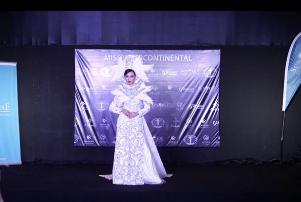 Miss Intercontinental 2021: Phần thi trang phục dân tộc chưa gây được ấn tượng - Ảnh 1.