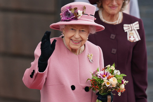 Thi làm bánh pudding bạch kim mừng 70 năm Nữ hoàng Elizabeth II trị vì - Ảnh 1.