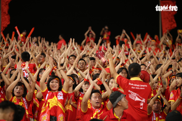Giá vé xem tuyển Việt Nam thi đấu tăng lên gấp đôi - Ảnh 1.