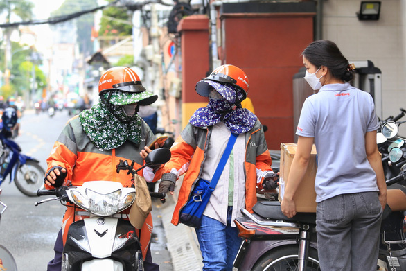 Vắng bà con, người thành phố thêm khó! - Ảnh 1.