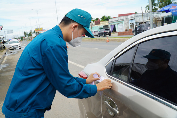 Nhiều nơi phong tỏa, cách ly quá mức khiến đất nước, người dân gánh chịu - Ảnh 1.