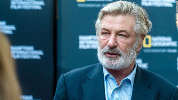 Alec Baldwin nổ súng đạo cụ vô tình bắn chết người trên phim trường Rust - Ảnh 1.