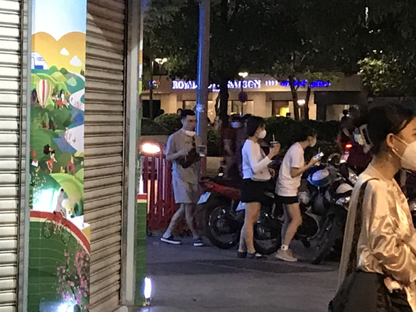 Rủ nhau đổ về phố đi bộ Nguyễn Huệ tụ tập, ăn uống: nhiều người dân coi thường 5K  - Ảnh 3.
