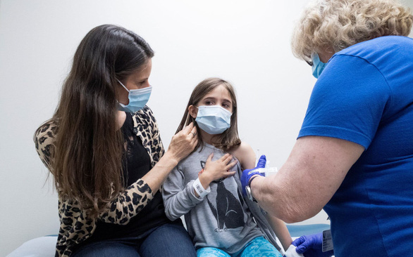 Tiêm vắc xin cho trẻ: Tiếp tục ngóng chờ giải đáp từ Bộ Y tế - Ảnh 2.