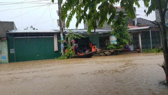 Một người bị nước lũ cuốn trôi, ngập bủa vây cả tỉnh Quảng Ngãi - Ảnh 2.