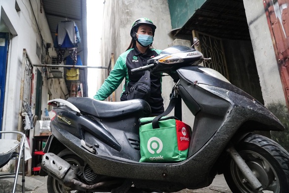 Con chưa dứt sữa, nữ tài xế Gojek rong ruổi chạy xe kiếm tiền nuôi con - Ảnh 5. Con chưa dứt sữa, nữ tài xế Gojek rong ruổi chạy xe kiếm tiền nuôi con - Ảnh 5.