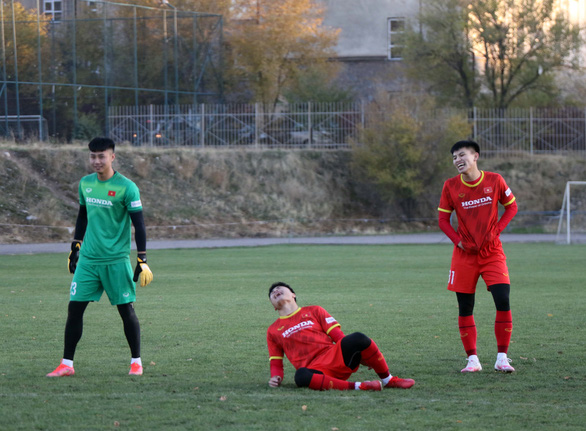 Ông Park thi sút xà ngang cùng các cầu thủ U23 Việt Nam - Ảnh 3.
