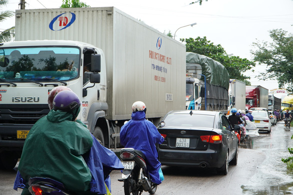 Quốc lộ 1 ngập lũ, xe cộ ùn ứ dài hàng cây số đường lên cao tốc Đà Nẵng - Quảng Ngãi - Ảnh 4.