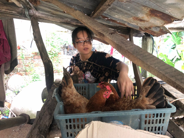 Cô học trò mở quán tạp hóa, trồng chuối, nuôi gà từ năm 10 tuổi - Ảnh 2.