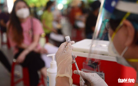 Tiêm vắc xin cho trẻ: Tiếp tục ngóng chờ giải đáp từ Bộ Y tế - Ảnh 1.