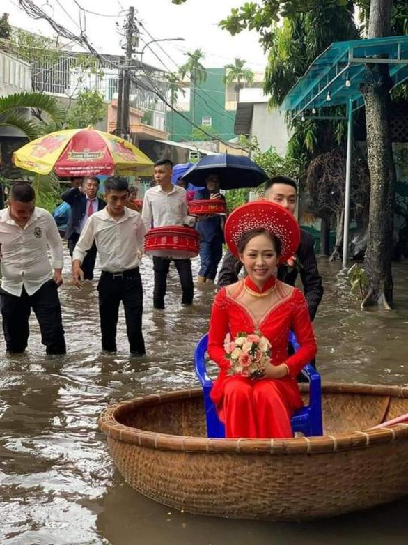 Lũ lớn, chú rể xắn quần, đẩy thúng đưa cô dâu về dinh - Ảnh 1.