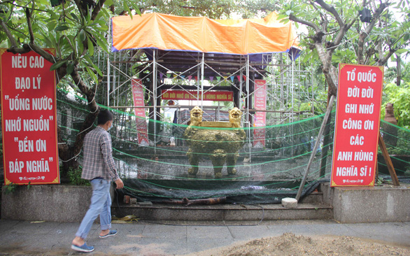 Có nên làm bãi đỗ xe trước nghĩa trủng Phước Ninh? - Ảnh 1.