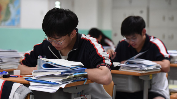 Trung Quốc luật hóa giáo dục gia đình, giảm áp lực học thêm và bài tập về nhà - Ảnh 1.