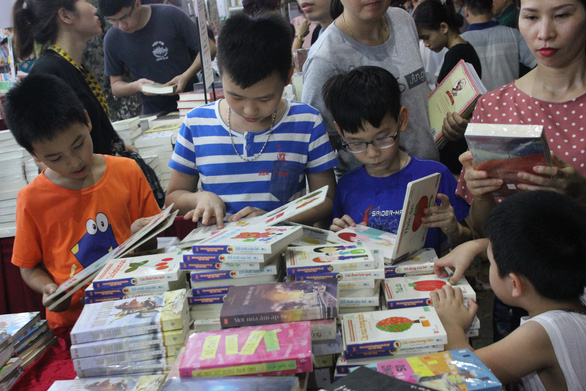 Chỉ 3% người đọc Việt Nam quan tâm nhận biết sách thật - giả, một số biết giả vẫn mua vì rẻ - Ảnh 1.