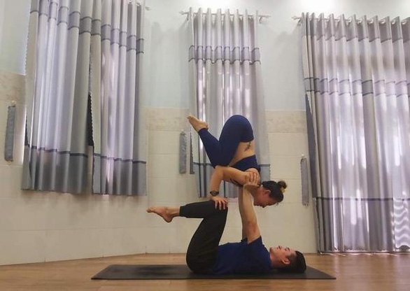 Thót tim’ trước bộ ảnh mẹ bầu 35 tuần tập yoga - Ảnh 7.