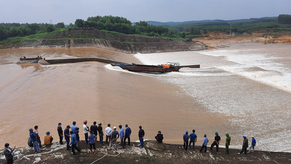 Đang giải cứu đoàn cán bộ đi kiểm tra bị mắc kẹt giữa sông Thạch Hãn - Ảnh 1.