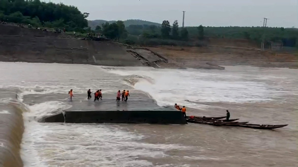 Cứu thành công 7 người mắc kẹt trên ụ nổi giữa sông Thạch Hãn sau tai nạn trôi tàu - Ảnh 1.