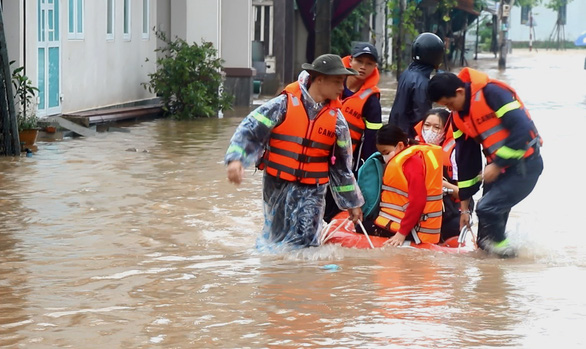 Quảng Trị: Mưa mù mịt, hàng trăm học sinh phải rời lớp bằng xuồng cứu hộ - Ảnh 1.