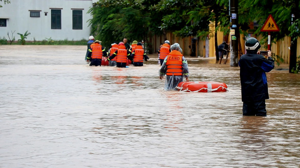 Quảng Trị: Mưa mù mịt, hàng trăm học sinh phải rời lớp bằng xuồng cứu hộ - Ảnh 2.