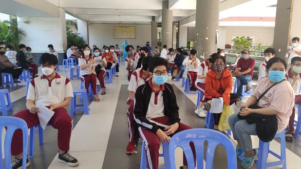Phụ huynh, học sinh mong chờ được tiêm vắc xin ngừa COVID-19 - Ảnh 9. Phụ huynh, học sinh mong chờ được tiêm vắc xin ngừa COVID-19 - Ảnh 9.