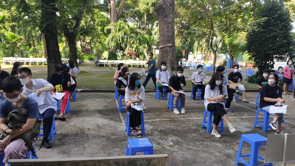 Phụ huynh, học sinh mong chờ được tiêm vắc xin ngừa COVID-19 - Ảnh 4. Phụ huynh, học sinh mong chờ được tiêm vắc xin ngừa COVID-19 - Ảnh 4.