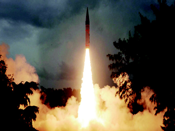 Ấn Độ thử thành công tên lửa đạn đạo có khả năng mang đầu đạn hạt nhân - Ảnh 1.
