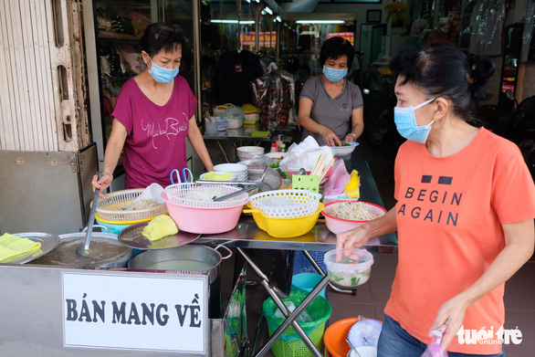 Ngày đầu tiên bán tại chỗ, dân Sài Gòn dậy sớm để ăn cơm tấm, húp tô phở nóng - Ảnh 12.