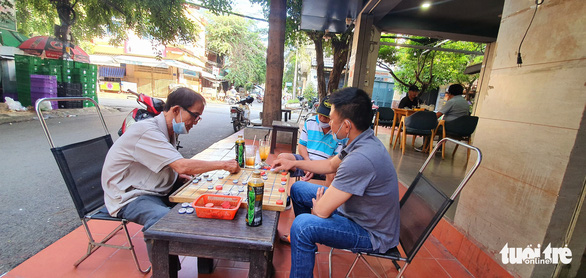Ngày đầu tiên bán tại chỗ, dân Sài Gòn dậy sớm để ăn cơm tấm, phở nóng - Ảnh 6.