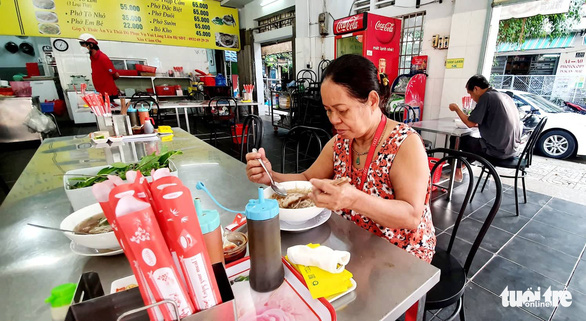 Ngày đầu tiên bán tại chỗ, dân Sài Gòn dậy sớm để ăn cơm tấm, phở nóng - Ảnh 3.