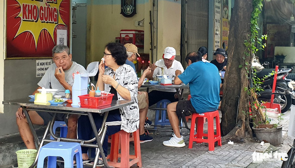 Ngày đầu tiên bán tại chỗ, dân Sài Gòn dậy sớm để ăn cơm tấm, phở nóng - Ảnh 4.