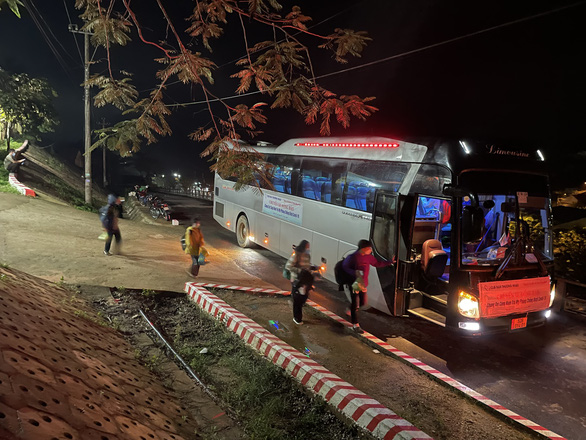 Những chuyến xe ‘Nghĩa đồng bào’ xông vào tâm dịch, đón học sinh đi điều trị - Ảnh 3.