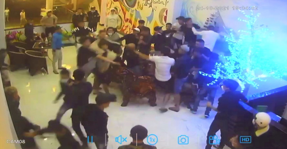 Băng nhóm hỗn chiến tại quán karaoke, tạm giữ hình sự 12 người - Ảnh 2.