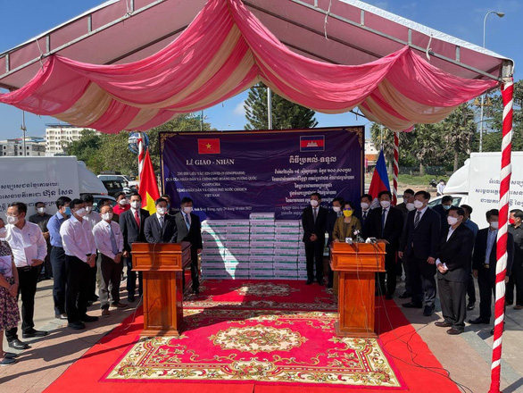Campuchia trao 200.000 liều vắc xin Sinopharm cho Việt Nam - Ảnh 2.