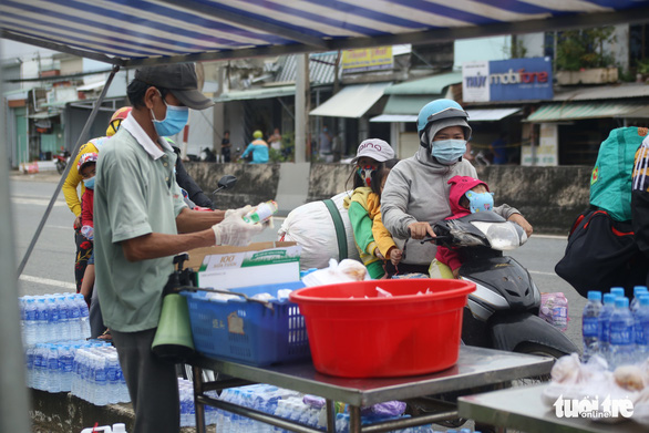 Hàng ngàn bà con miền Tây về quê, người dân đứng dọc đường tặng cơm nước - Ảnh 4.