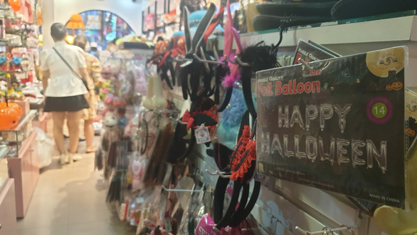 Dân Sài Gòn đổ đi mua tôm cá giảm giá, hàng hóa trang dịp Halloween ế ẩm - Ảnh 4.