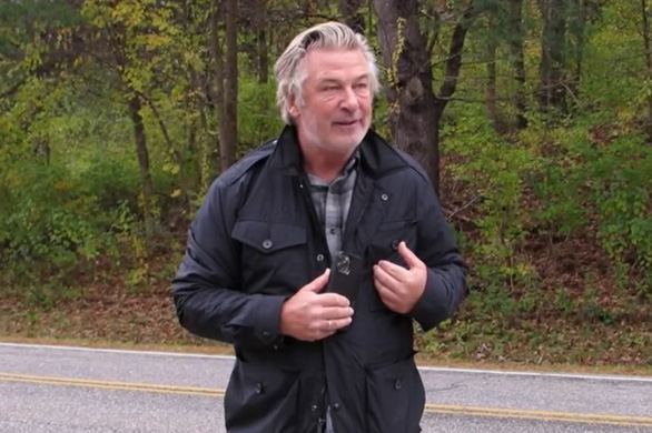 Alec Baldwin lên tiếng sau sự cố bắn chết đồng nghiệp: Sự cố 1 trong 1.000 tỉ tập phim - Ảnh 1.